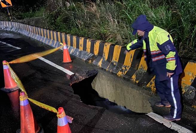 基隆市安樂區湖海路上坡處往武聖街巷口，有一路面無預警出現2米大坑洞，警方封鎖現場。（翻攝照片／陳彩玲基隆傳真）