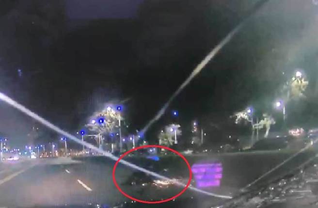 车辆撞击后机车在地面滑行数十公尺，还喷出火花。（截自影片/民眾提供）