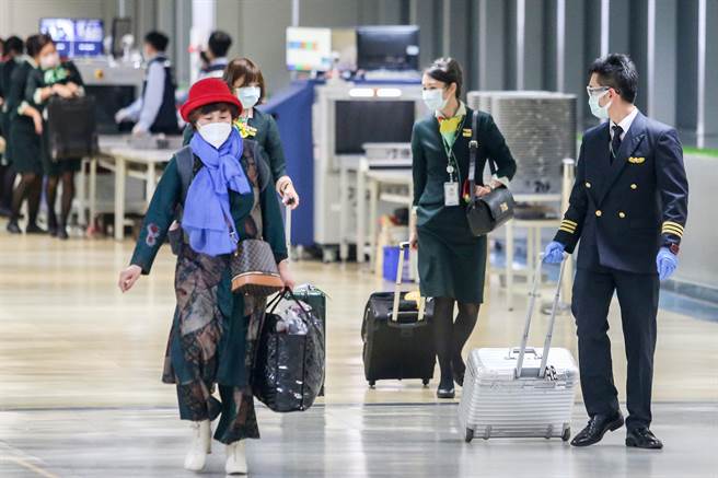 中央流行疫情指揮中心22日宣布增加一個本土病例，這也是台灣維持253天本土零確診之後，再次宣告出現本土病例。新增本土病例為長榮航空紐西蘭機師的友人，長榮航空表示，該位機長若違反防疫相關規定，規避及妨礙疫調，違規屬實將予以免職處分。圖為剛執飛結束準備回公司報到的長榮航空機師。（非新聞事件當事人）（陳麒全攝）