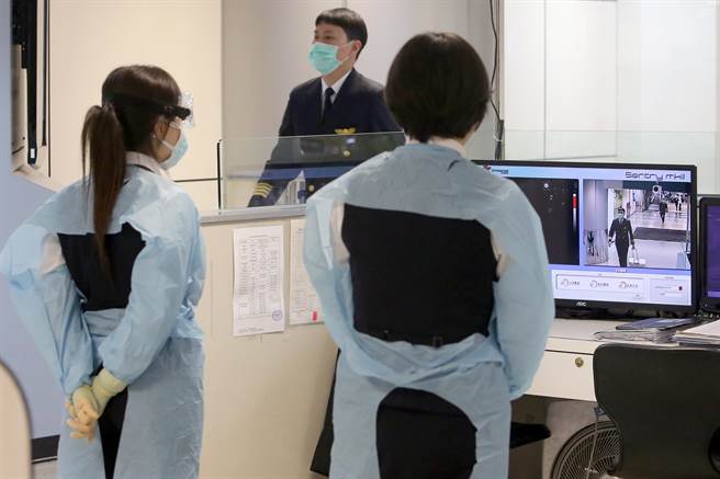 中央流行疫情指揮中心22日宣布增加一個本土病例，這也是台灣維持253天本土零確診之後，再次宣告出現本土病例。新增本土病例為長榮航空紐西蘭機師的友人，長榮航空表示，該位機長若違反防疫相關規定，規避及妨礙疫調，違規屬實將予以免職處分。圖為剛執飛結束準備回公司報到的長榮航空機師。（非新聞事件當事人）（陳麒全攝）