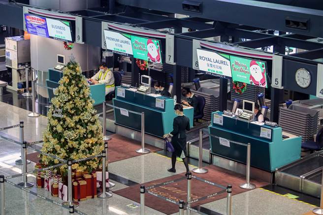 由於英國疫情嚴峻且出現病毒變異株，長榮航空也宣布，台北直飛倫敦航線的載客航班，23日起也暫停營運，未來營運班次將視疫情狀況再行通知。圖為長榮航空報到櫃台。（陳麒全攝）