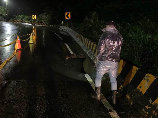 基隆市議員張秉鈞表示，坑洞約2米大，底下是排水溝，因天色灰暗，無法判斷深度。（翻攝照片／陳彩玲基隆傳真）