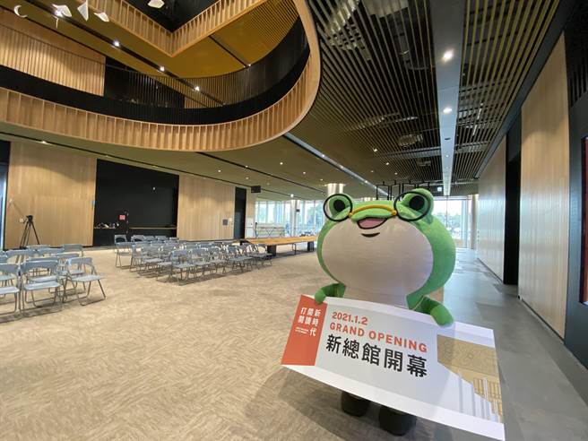 南市圖新總館吉祥物蛙寶首度公開亮相。(曹婷婷攝)