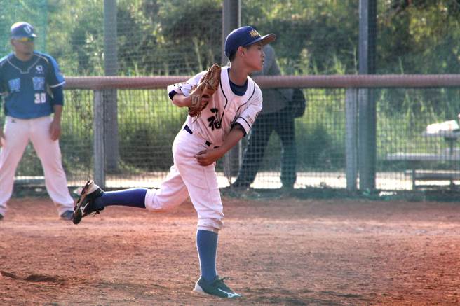 诸罗山杯少棒赛，沈钰杰之子沈立宸（如图）先发5局无失分，投出代表作。（大会提供／廖德修台北传真）