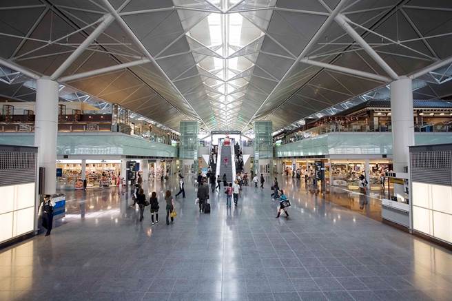 染疫長榮機師態度惡劣，不願配合疫調，警方最終直接調出行車紀錄與手機定位，才鎖定機師足跡，揪出案771的廣達集團女員工。(示意圖／取自長榮航空臉書)