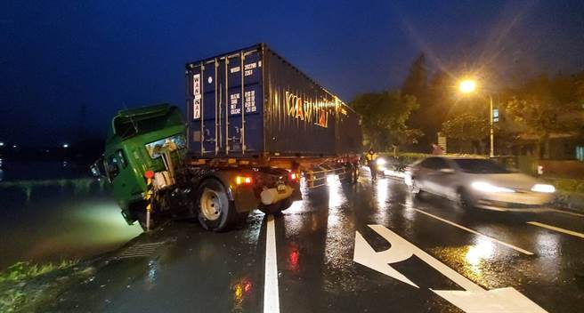 惊险瞬间！货柜车差点就「犁田」 急煞「折甘蔗」卡水沟驾驶受困（翻摄画面）