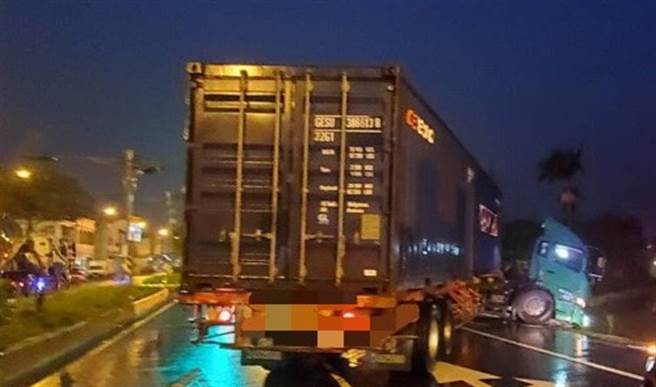 惊险瞬间！货柜车差点就「犁田」 急煞「折甘蔗」卡水沟驾驶受困（翻摄画面）