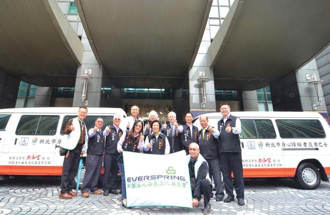 云辰文化基金会董事长兼潮和宫副主任委员黄子亮捐赠新北市二辆復康巴士，与80万防疫基金。图／郑启明