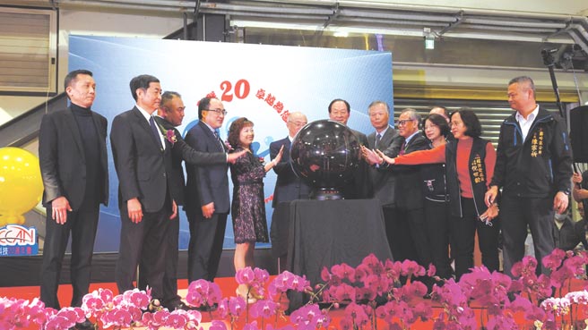 欧群科技公司董事长廖月照（左五）、经济部工业局长吕正华（左四）。图／业者提供