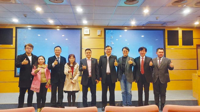 国际智慧健康产业发展协会理事长刘吉丰博士（中）携手异业结盟走向国际。图／简立宗