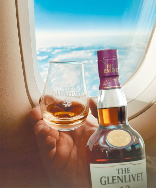 格兰利威专机颠覆品酒全新高度，全新视角呼应独献台湾精神，「格兰利威13年雪莉桶原酒 2021限量珍藏版」磅礡上市，百分百珍稀Oloroso雪莉桶熟成，巧妙回归酒厂细致纯净特色，渲染出层次丰富，悠长的共鸣。原桶酒精浓度60.2％，建议售价：2,880元。图／业者提供