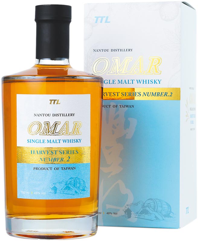 南投酒厂新上市的「OMAR单一麦芽威士忌（丰收系列NO.2）」初闻有茉莉花香、苹果、柑橘、百香果、梨子、青梅等丰富香气，中层夹带着香草、太妃糖、焦糖布丁及奶油蛋糕的展现，接着以烟熏和草本调性收尾，入口除了水果香气外还带有坚果、桃子和杏仁芬芳，尾段甚至涌出些许芭乐甜香，余韵极为悠长。建议售价2,000元，全台限量9,000瓶。图／业者提供