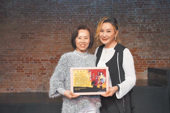 永达保险经纪人公司赖依萱协理（左）代表接受陈亚兰歌仔戏的支持感谢。图／永达保经提供