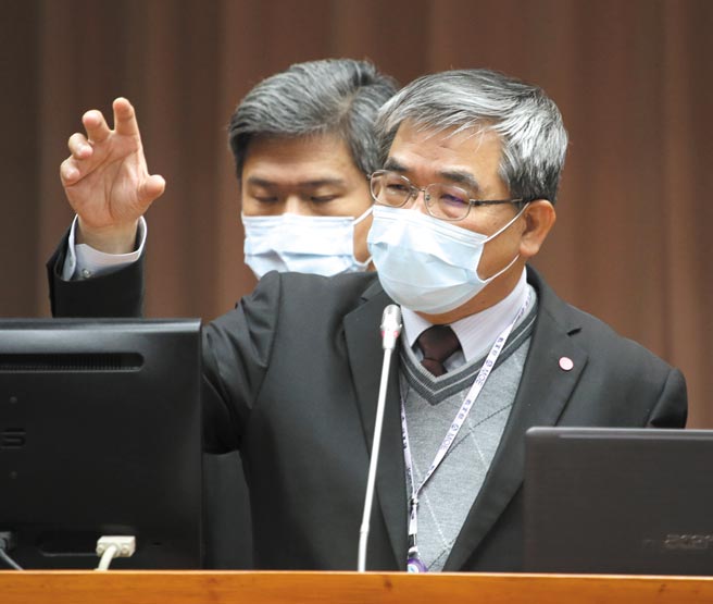 教育部次长蔡清华(前)21日在立法院教育及文化委员会表示，明年元旦后，学校供餐肉品都要用国内食材，站在教育部立场，鼓励学校用国产食材是一贯政策。（陈君玮摄）