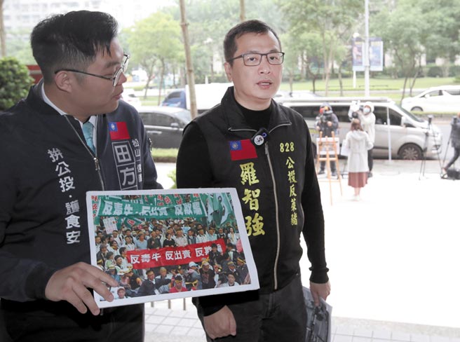 国民党推「食安」、「公投绑大选」公投的攻势不断，除各县市已超前部署二阶段连署，兼任「还我公投」执行长的革实院长罗智强（左）下月将展开「台北纵走」、「双城纵骑」两场苦行。（本报资料照片）