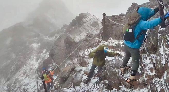玉山下雪了！雪地溼滑，雪攀山友要注意安全。（山友潘俊宏提供／廖志晃南投传真）