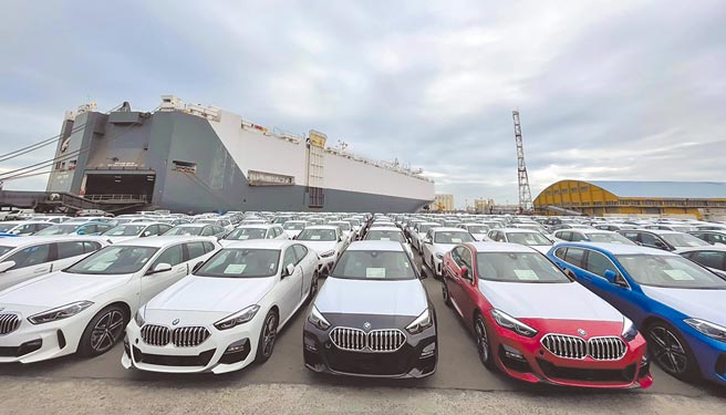 船务代理业者表示，挪威籍汽车船翠莎号载有3000辆进口车，21日抵达台中港，计有宾士1513辆、BMW1326辆、MINI158辆、露营车2辆等。（中央社／台中港务分公司提供）