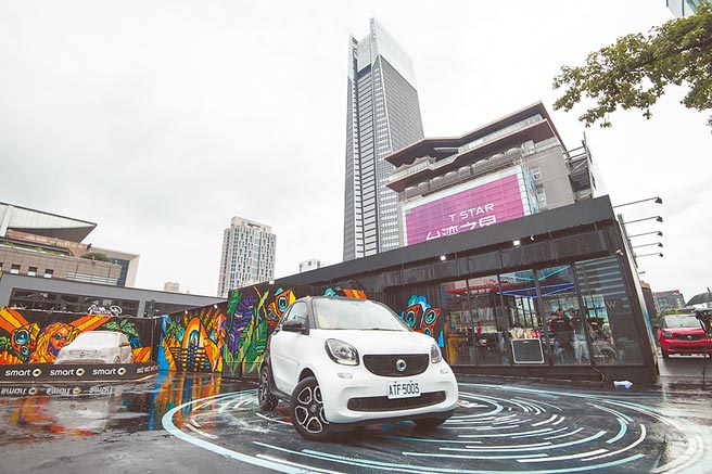 圖為台灣賓士大手筆在北市信義商圈內，開設smartPopTaipei概念店，為旗下迷你車品牌smart造勢。（圖／業者提供）
