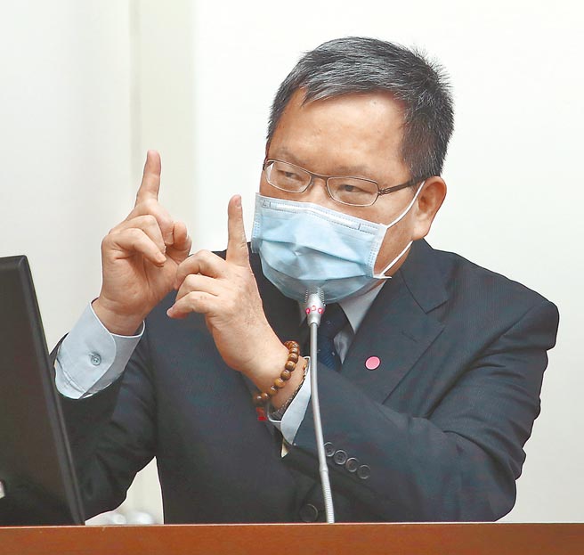 财政部长苏建荣21日在立法院财政委员会表示，未来法人持有不动产交易，特别针对短期炒作案件，是否要思考纳入房地合一税当中，会进一步来评估。（陈君玮摄）