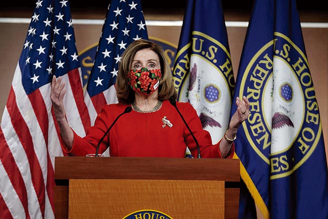 眾议院议员南希·裴洛西（Daniel D.CA）于2020年12月20日在美国华盛顿特区的国会山上就冠状病毒（COVID-19）援助方案达成协议向记者发表讲话。（路透）