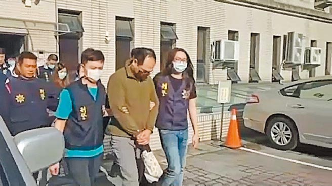 以42岁郭姓男子（右二）为首的诈团，冒用网红帅哥照片，吸引留学女子网恋，再怂恿投资地下期货。警方查出有上百女性受害，嫌犯得手5000多万，逮捕郭等17嫌。（翻摄画面／胡欣男台北传真）