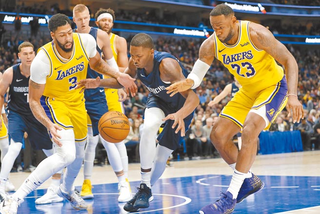 所有球迷都在期待詹姆斯（右一）、安东尼戴维斯（左一）能否帮助湖人完成卫冕。（美联社资料照片）