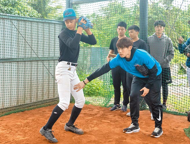 阿斯贝克青棒训练营，陈冠宇（右）指导玉里高中田杨升桦（左）。（主办单位提供）