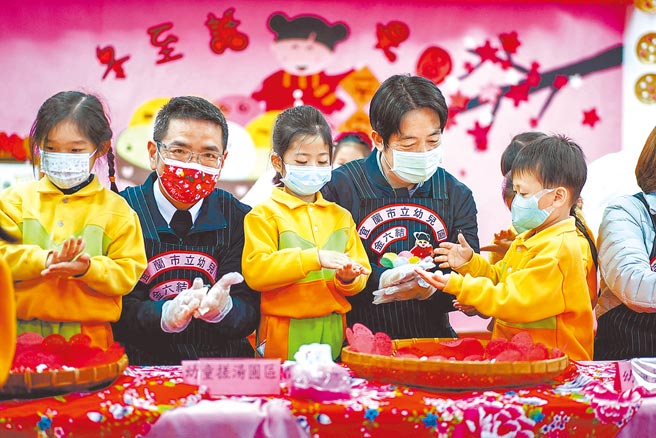 副总统赖清德（右）昨赴宜兰，宜兰市长江聪渊（左）全程陪同，2人与幼童们一起搓汤圆。（李忠一摄）
