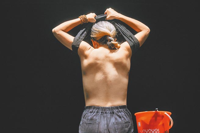 编舞家苏品文作品《少女须知》，以裸身独舞，和疫情对话，并展现女性身体的纯粹状态。（台北艺穗节提供）