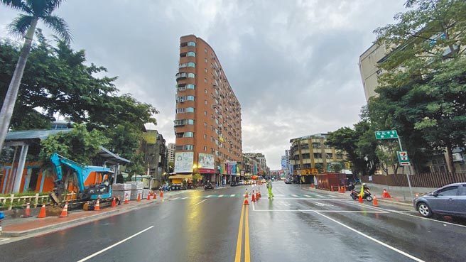 29年歷史的三重忠孝陆桥功成身退，重现三重忠孝路消失已久的广阔天际线。（新北市工务局提供／许哲瑗新北传真）