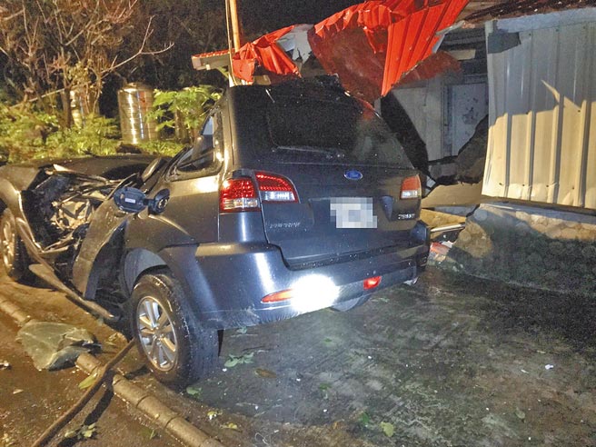 新北市瑞芳區海濱路21日晚上7點多有落石坍方，一輛黑色小客車也不幸遭殃，車身幾乎全毀。（翻攝照片／陳彩玲基隆傳真）