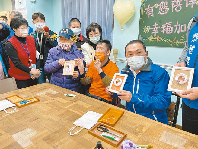 新北市长侯友宜（右一）与身障朋友一同制作芳香砖手工饰品。（李俊淇摄）