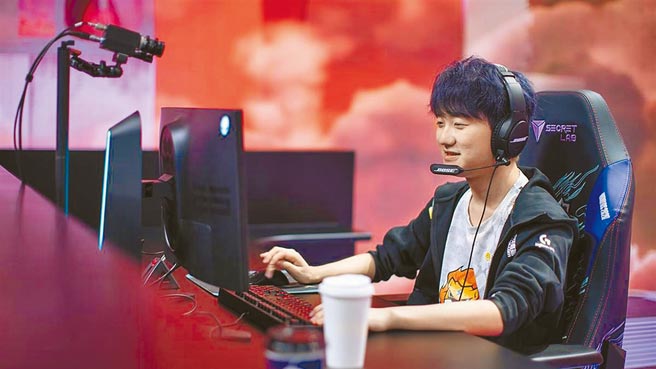 胡硕杰签约金刷新北美电竞联盟纪录成为明日之星。（万能科大提供／吕筱蝉桃园传真）