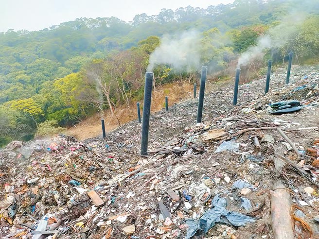 阿宝坑掩埋场埋设35支沼气排放管，深度达5至7公尺，能有效排放地底沼气，预防高温所产生自燃现象。（吴建辉摄）