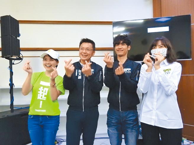 民进党高雄巿党部21日发表新视觉、新制服，主委赵天麟（左二）表示会声援黄捷，因为她是一个表现很杰出的议员，不希望她遭到报復性罢免。（曹明正摄）