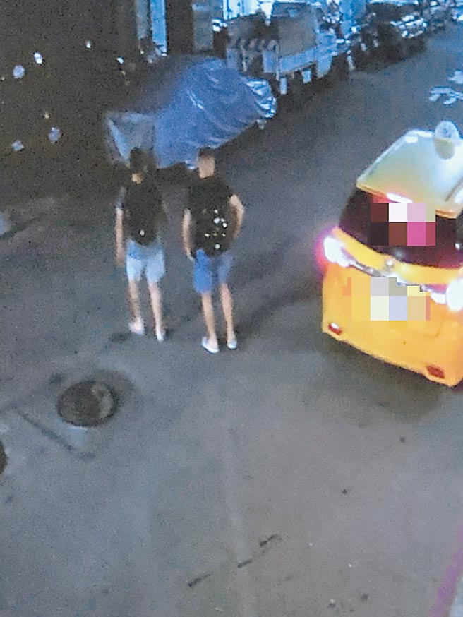 从柬埔寨返台居检者却违规逛超商，高市开铡2人各10万。（高市卫生局提供／柯宗纬高雄传真）