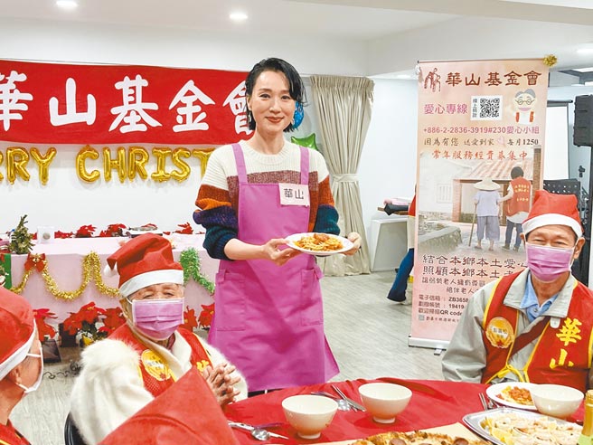 坣娜（右）向来热心公益，昨出席华山基金会公益活动。（黄雯犀摄）