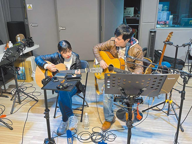 苏明渊（右）与就读大一的女儿日前为演唱会彩排。（红豆娱乐提供）