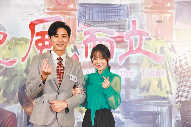 李运庆（左）在大爱剧场《迎风而立》与台语金曲歌后孙淑媚饰演夫妻。（大爱电视台提供）