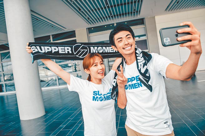 小薰与梁正群在〈Yes I Do〉MV中饰演情侣。（杰威尔音乐提供）