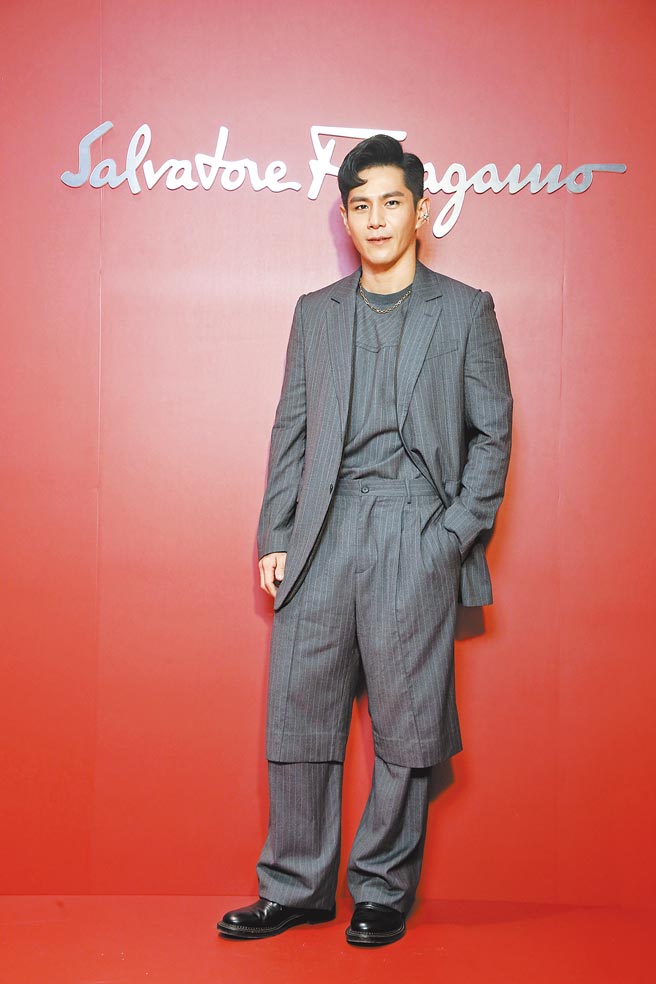 祖雄相当热爱身上这套Salvatore Ferragamo，灰色条纹外套10万3000元、灰色条纹上衣4万7900元、灰色条纹长裤2万5500元、灰色条纹短裤2万900元、Rigel黑色牛皮皮鞋3万5900元。（Salvatore Ferragamo提供）