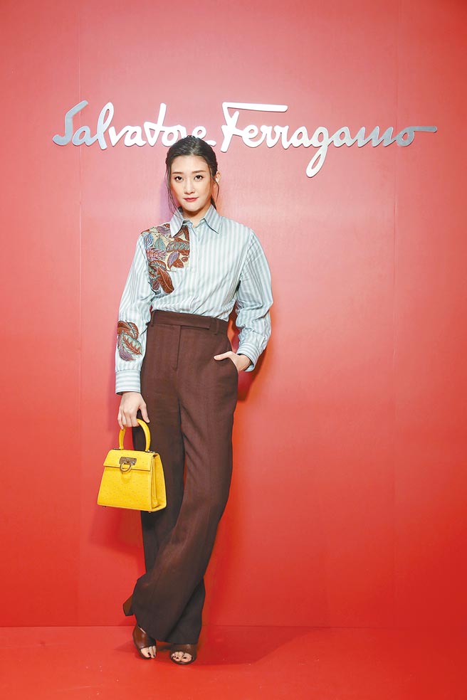 林逸欣身穿Salvatore Ferragamo镂空雕花衬衫7万900元、酒红色羊毛长裤2万5500元、Aede酒红色牛皮高跟凉鞋2万9900元、Creations鹅黄色鸵鸟皮提包19万9000元。（Salvatore Ferragamo提供）