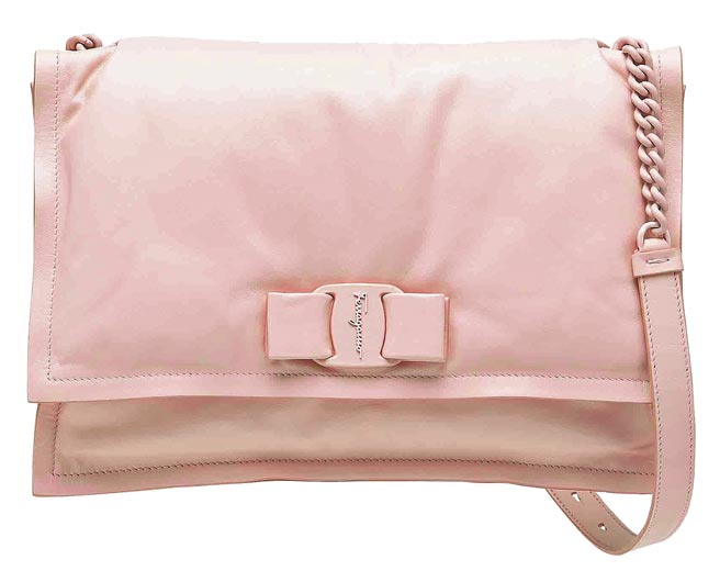 获得现场最高人气的Viva粉色小牛皮肩背包，4万6900元。（Salvatore Ferragamo提供）