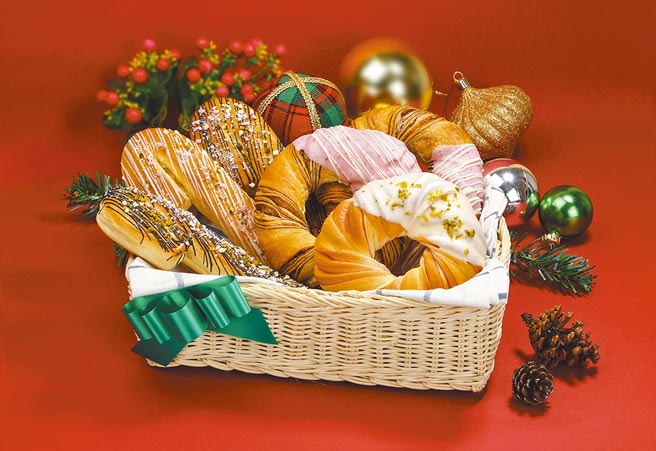 爱买可爱耶诞造型麵包，3入99元。（爱买提供）