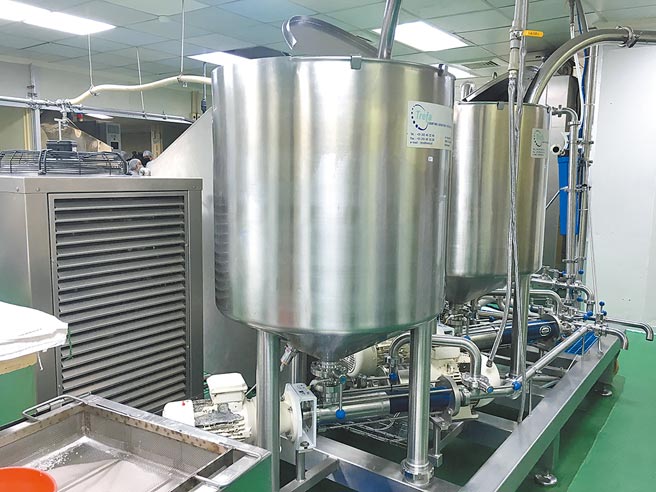 全联合作的甜点工厂欧艺烘焙引进「蛋糕界的法拉利」荷兰Tefa全自动连续充气打发机，1天可处理5吨麵糊。（郭家崴摄）