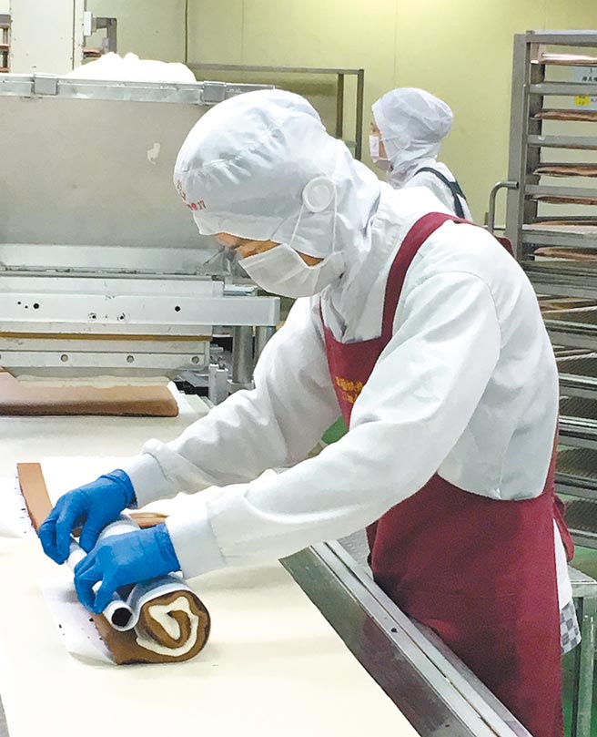 欧艺烘焙代工的全联提拉米苏卷，由人工卷制，1天可生产1.6万卷，每卷79元。（郭家崴摄）