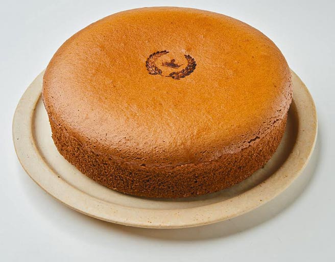 家乐福6吋特浓70%巧克力轻乳酪蛋糕，88元。（家乐福提供）