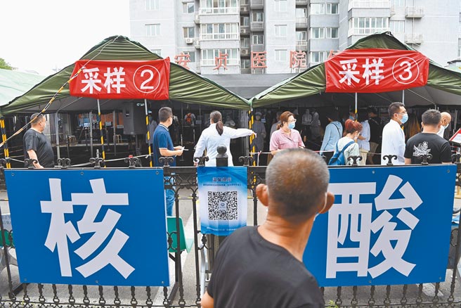6月24日，民眾在北京安贞医院採样点进行新冠肺炎核酸检测採样。（中新社）