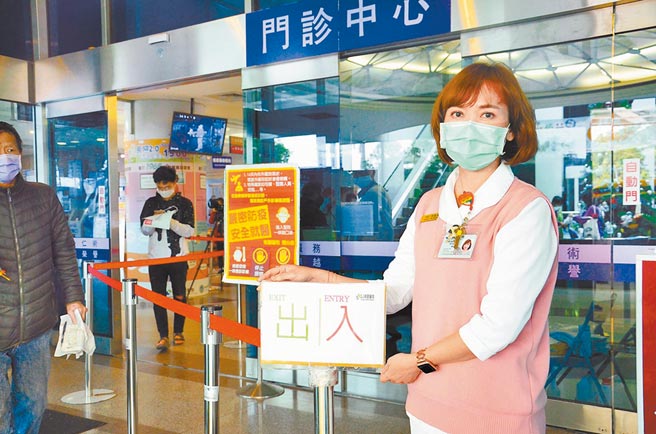 台湾医院验核酸的配额少。图为卫福部桃园医院在医院入口设筛检站，强化疫情筛检。（本报资料照片）