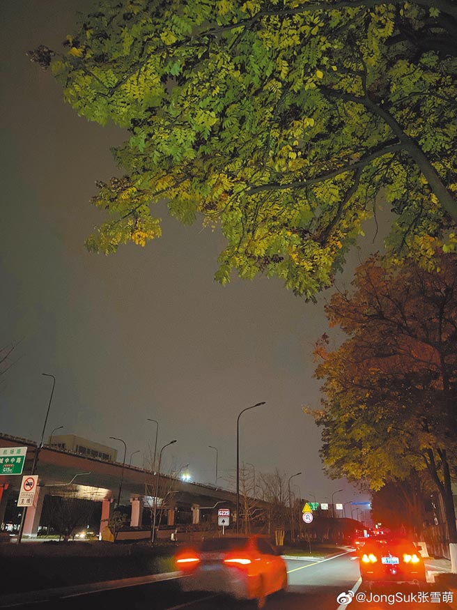 义乌限电，关闭所有路灯，网友：「最亮的应该就是（车）尾灯了吧 。」（取自新浪微博@JongSuk张雪萌）